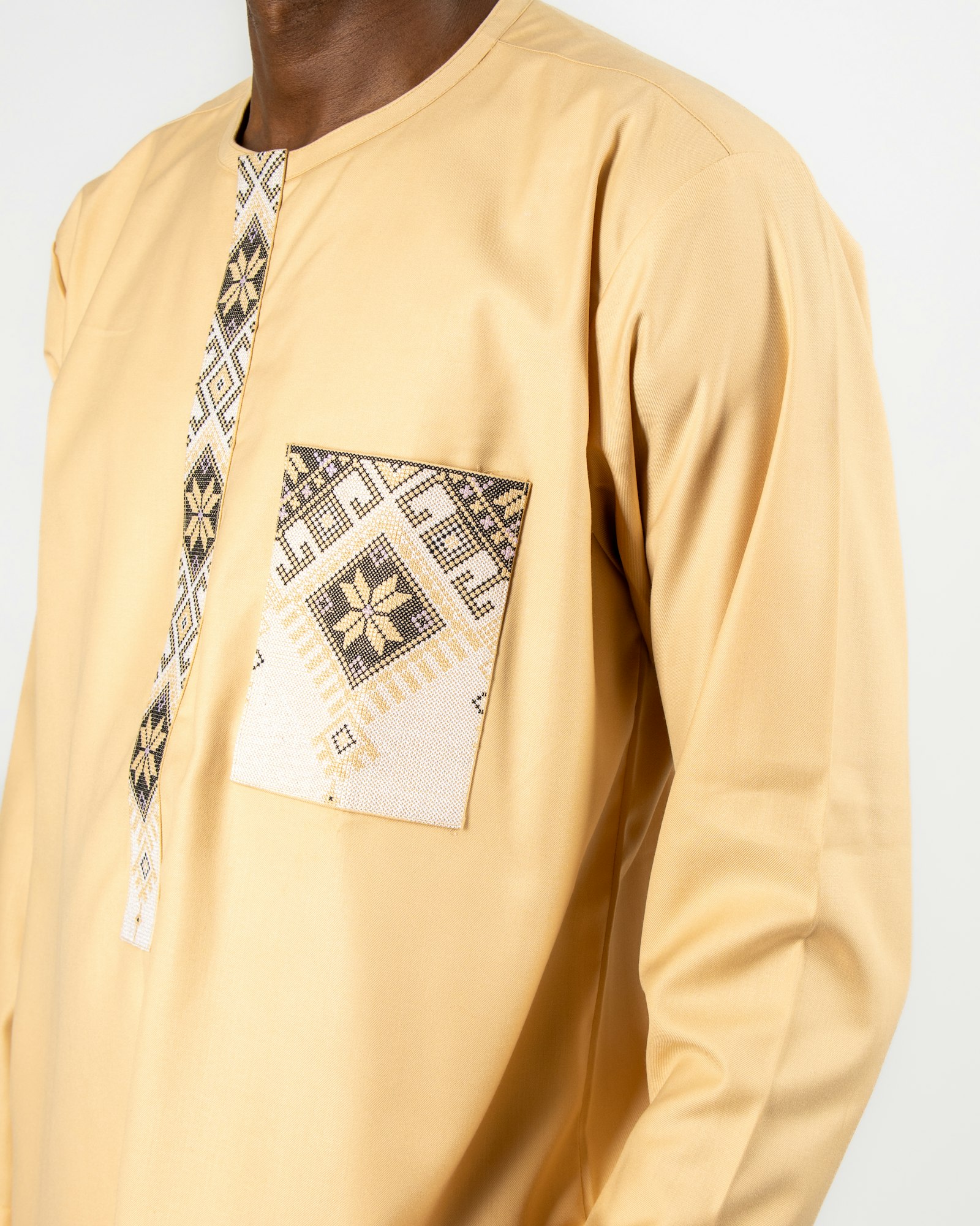 Sand kaftan pocket embroidery, close up