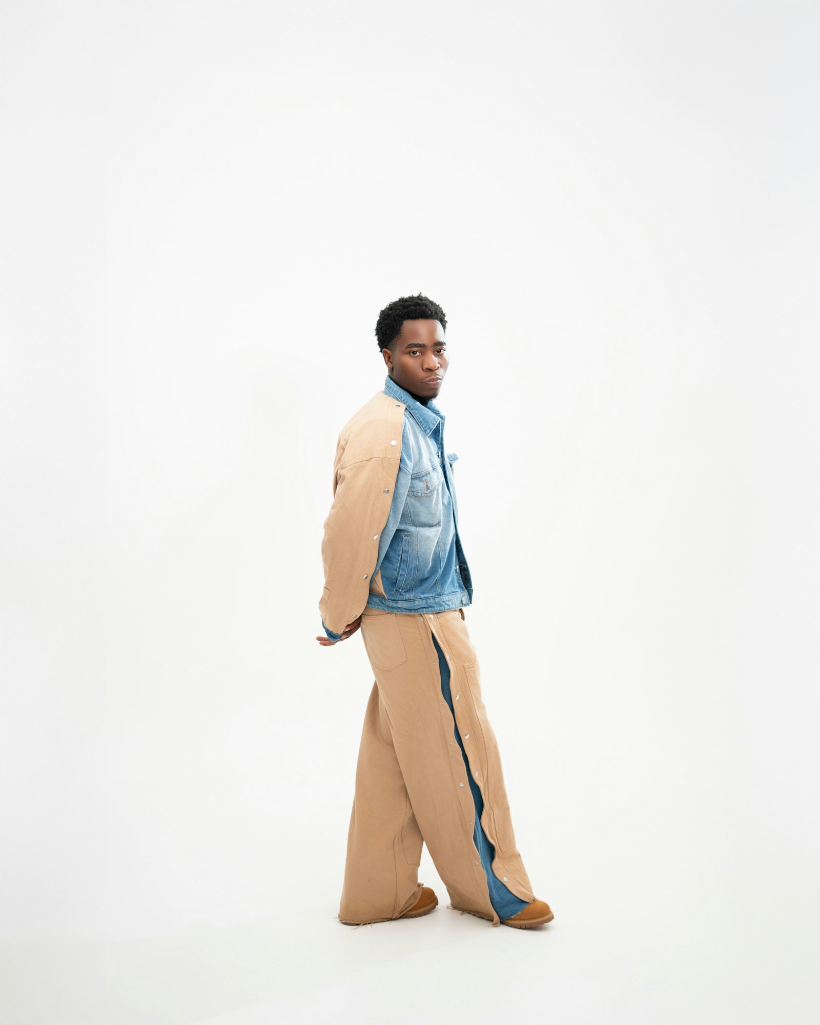 Wide-leg pleated trousers