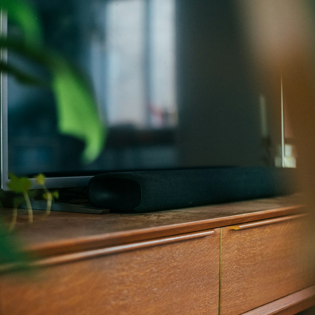 Soundbar with wireless subwoofer