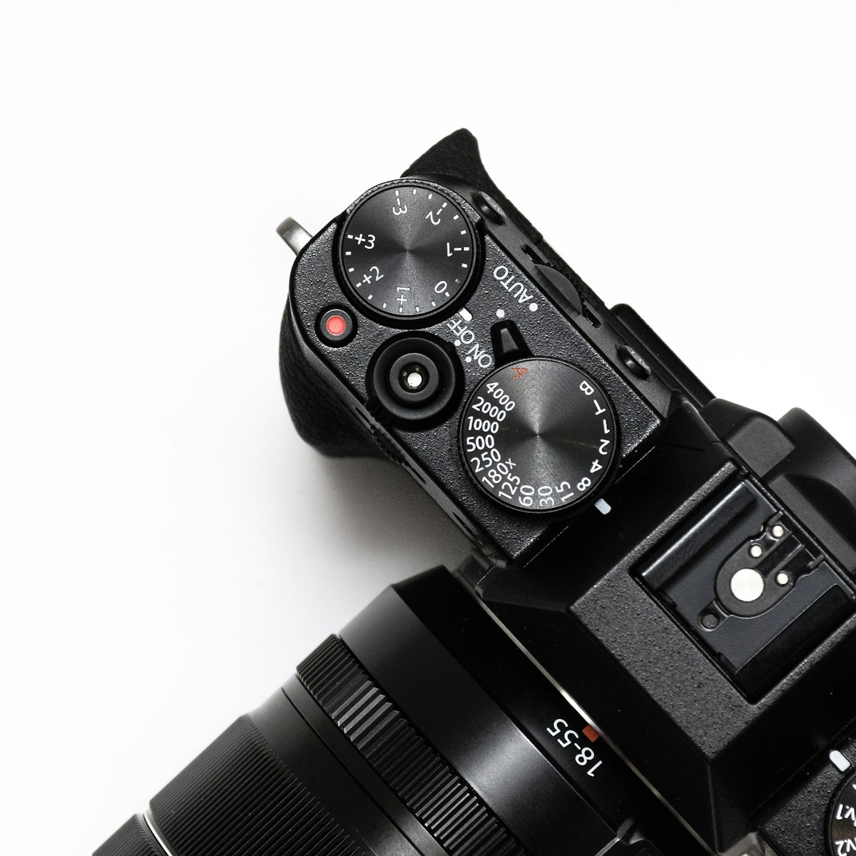 Mirrorless camera with kit lens