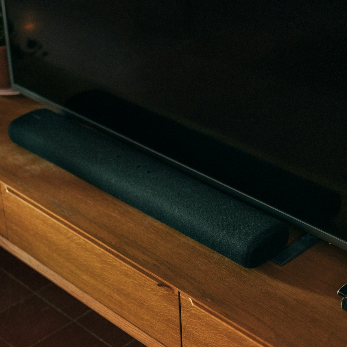 Soundbar with wireless subwoofer