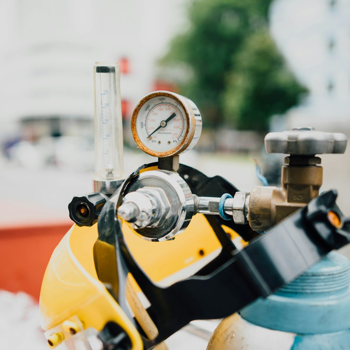 Gas regulator and hose set
