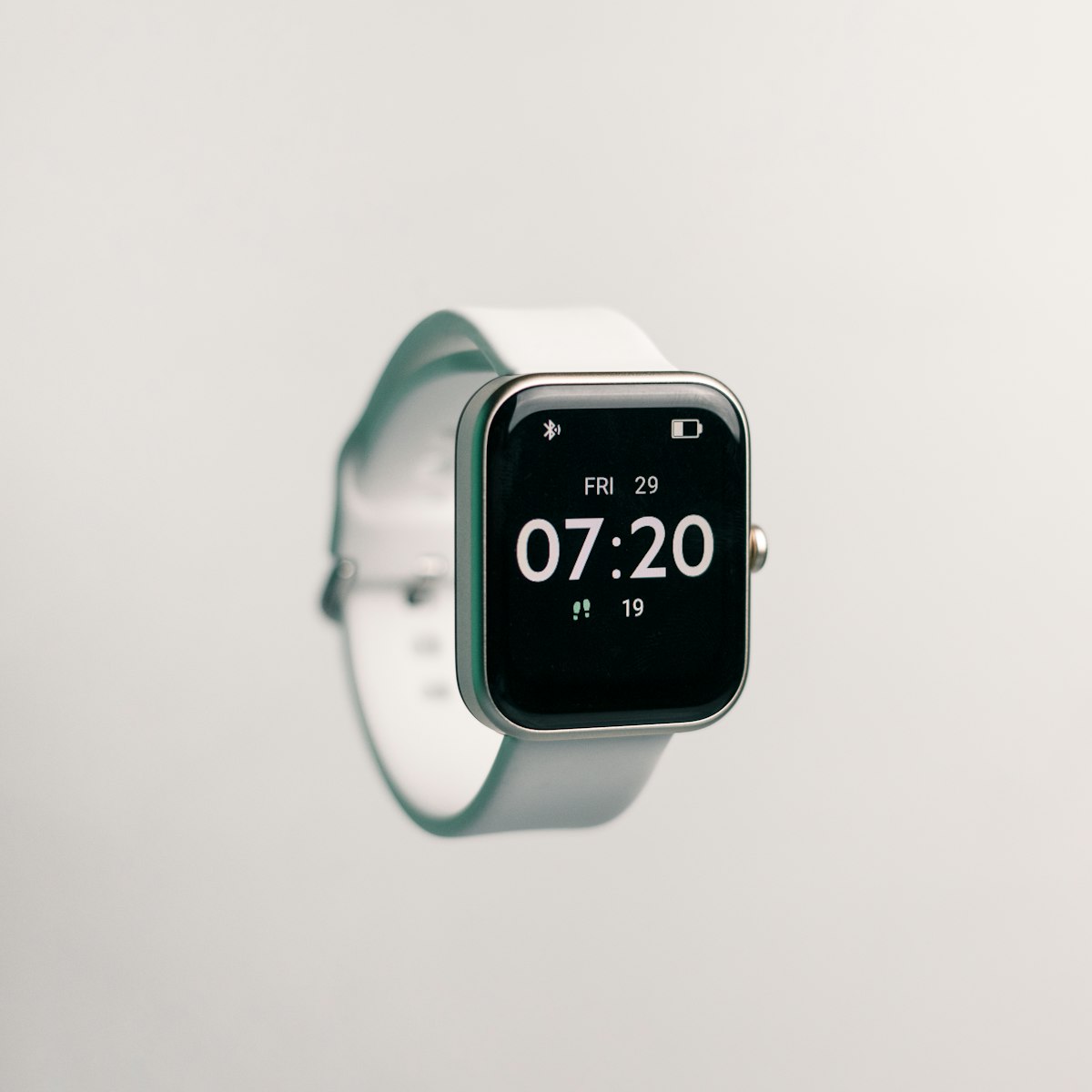Square smartwatch with swappable band