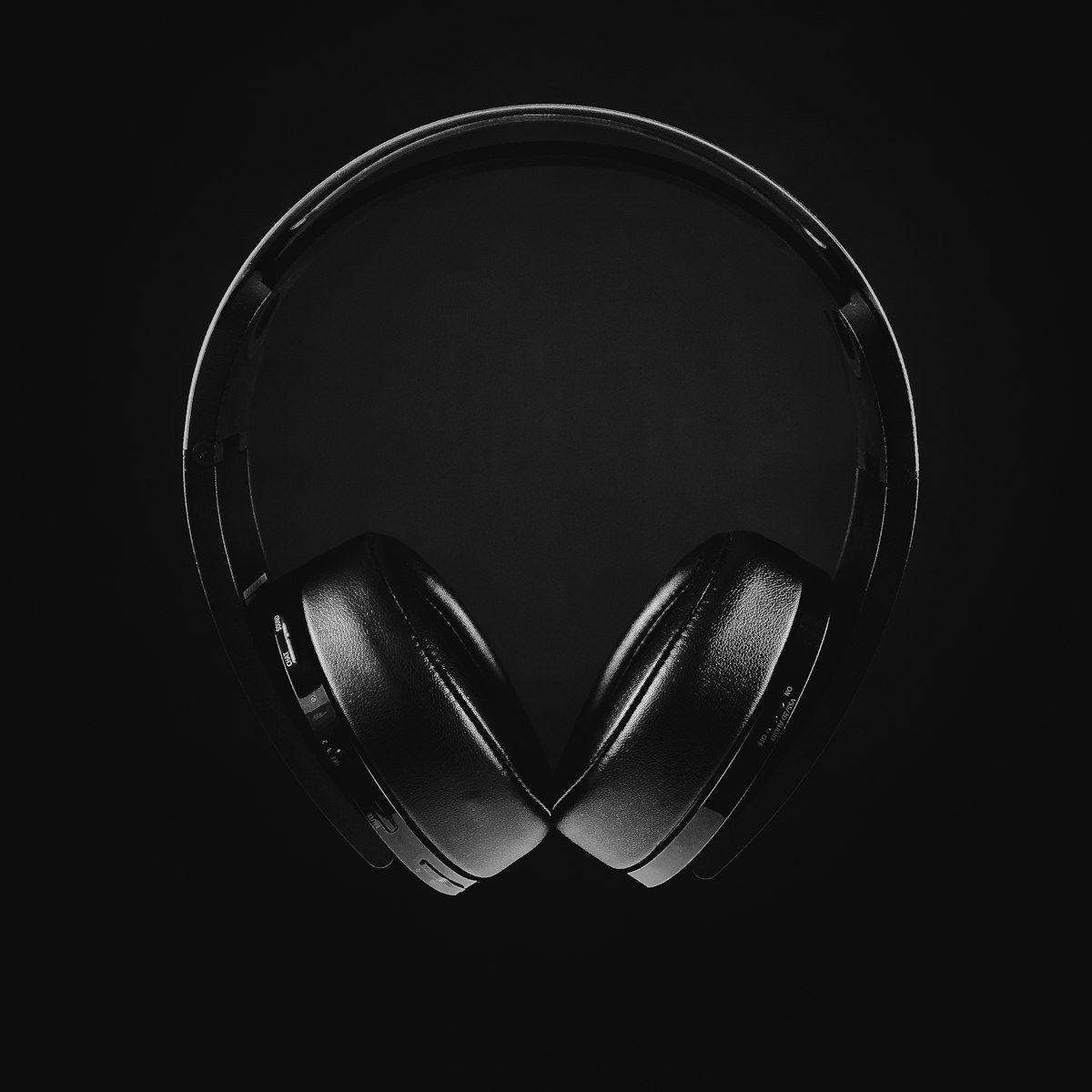 Wireless over-ear headphones — view 3